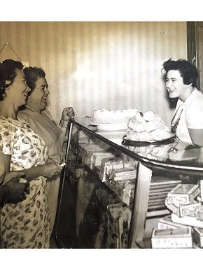 Helga Hillen an der Kuchentheke