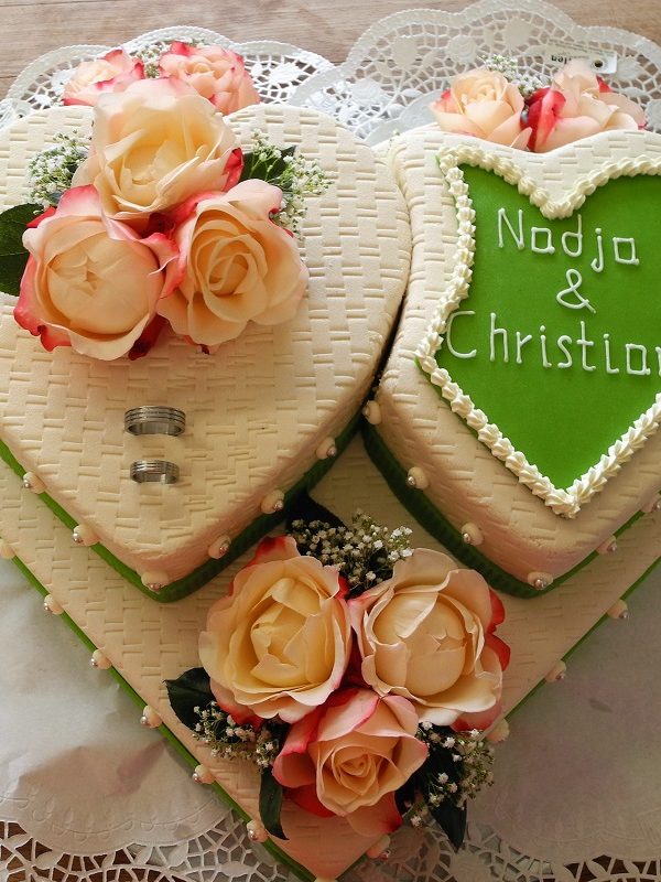 Hochzeitstorte Herzen mit Rosen