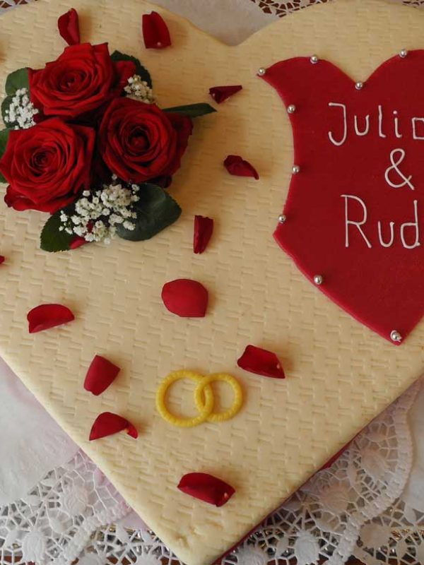 Hochzeitstorte Herz mit Ringen und Rosen